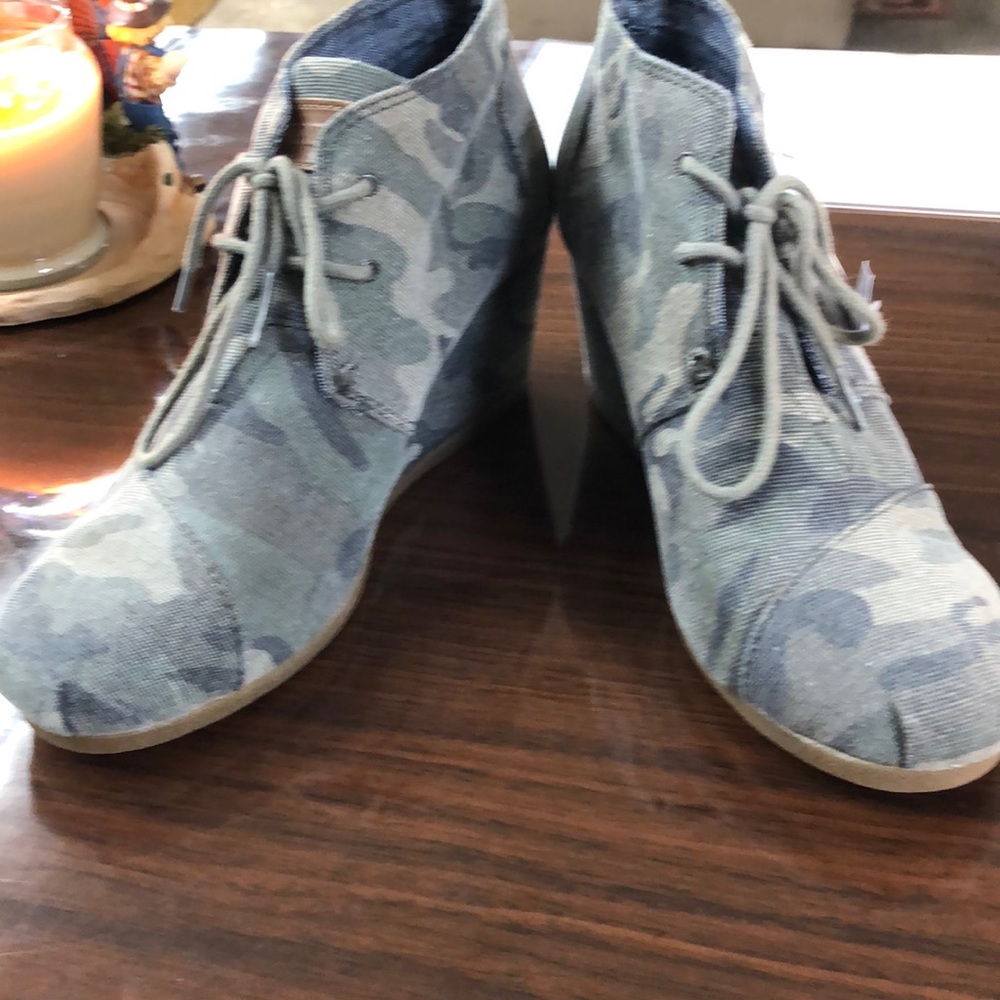 Toms bootie Size 8.  Excellent shape!  My daughter wanted these but didn’t wear.